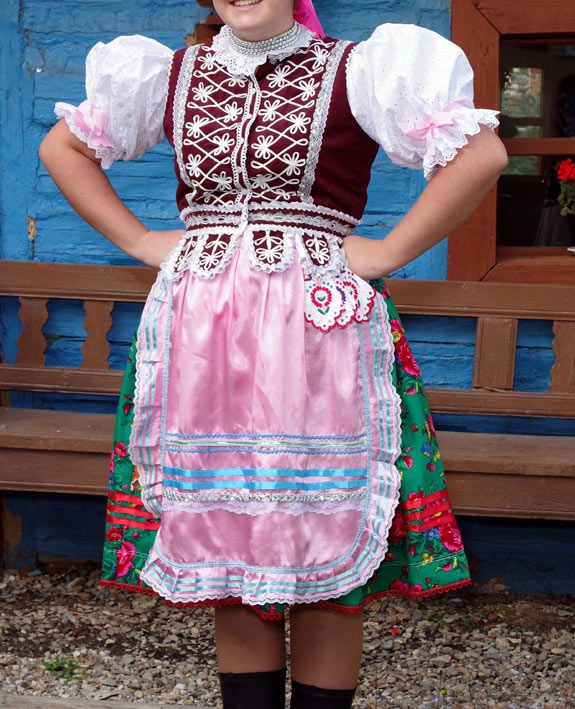 Dievčenský kroj